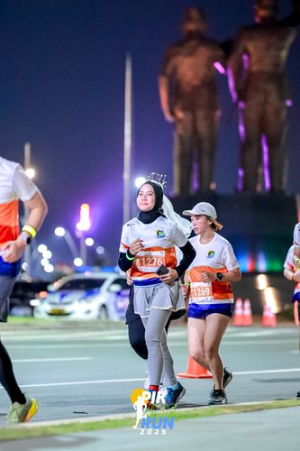 Race photo from PIK NITE RUN 2025