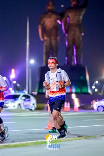 Race photo from PIK NITE RUN 2025