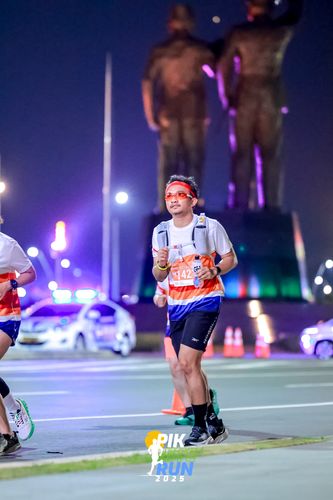Race photo from PIK NITE RUN 2025