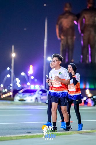 Race photo from PIK NITE RUN 2025