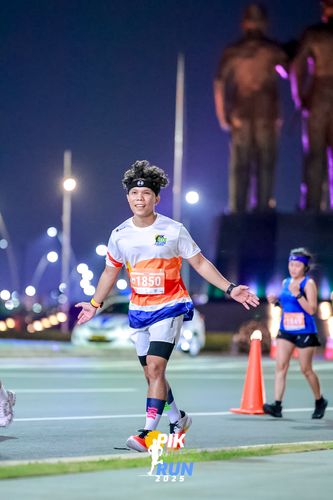 Race photo from PIK NITE RUN 2025