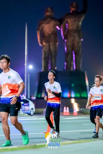 Race photo from PIK NITE RUN 2025