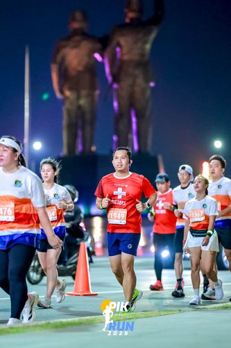 Race photo from PIK NITE RUN 2025