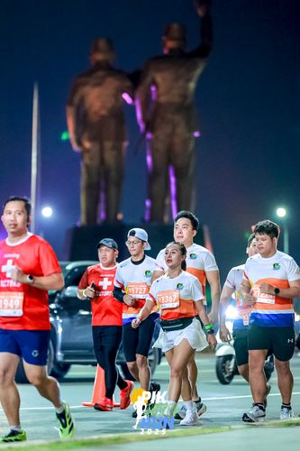 Race photo from PIK NITE RUN 2025