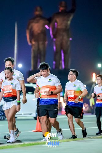 Race photo from PIK NITE RUN 2025