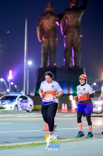 Race photo from PIK NITE RUN 2025