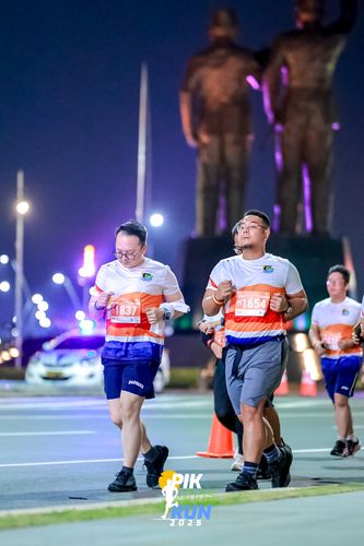Race photo from PIK NITE RUN 2025