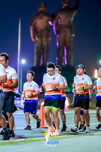 Race photo from PIK NITE RUN 2025