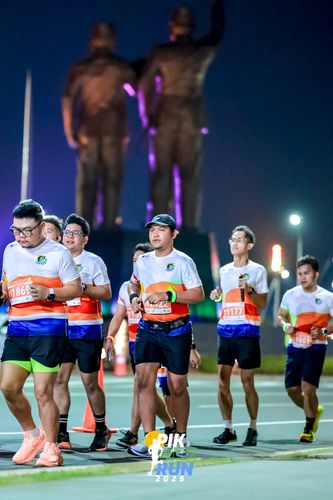 Race photo from PIK NITE RUN 2025