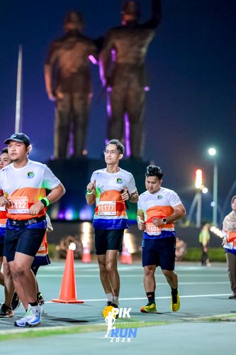 Race photo from PIK NITE RUN 2025