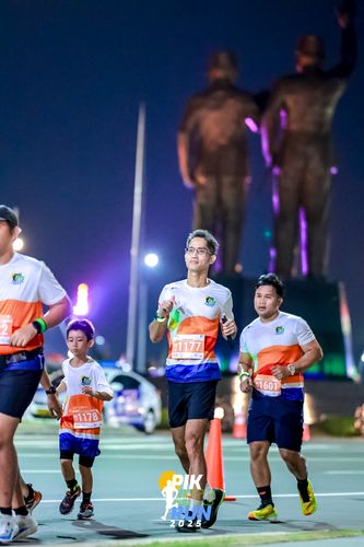 Race photo from PIK NITE RUN 2025