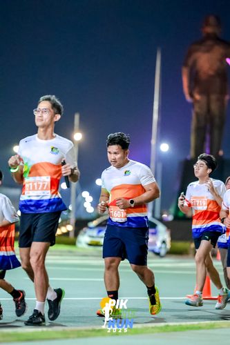 Race photo from PIK NITE RUN 2025