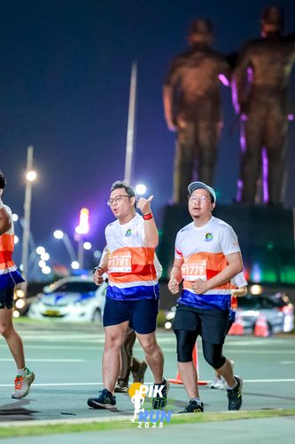 Race photo from PIK NITE RUN 2025