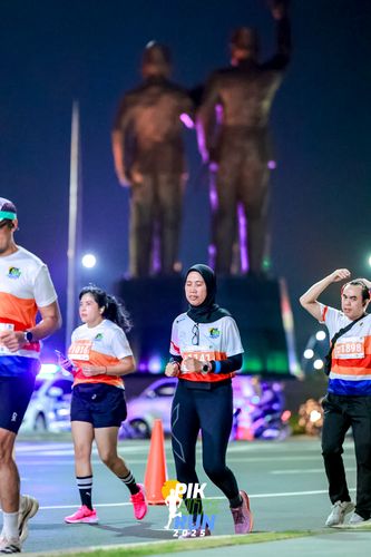 Race photo from PIK NITE RUN 2025