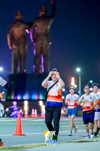 Race photo from PIK NITE RUN 2025