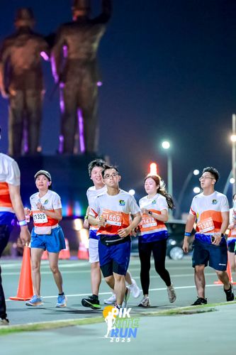 Race photo from PIK NITE RUN 2025