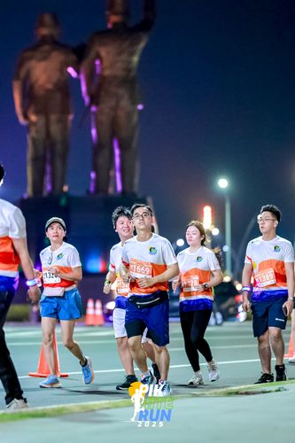 Race photo from PIK NITE RUN 2025