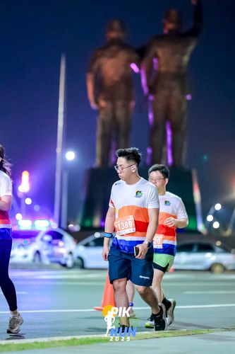Race photo from PIK NITE RUN 2025