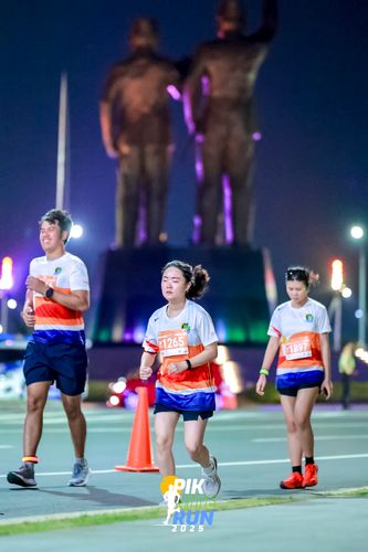 Race photo from PIK NITE RUN 2025