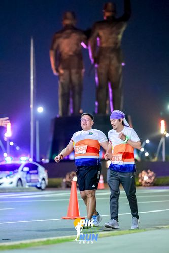 Race photo from PIK NITE RUN 2025
