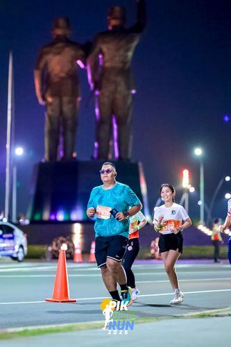 Race photo from PIK NITE RUN 2025