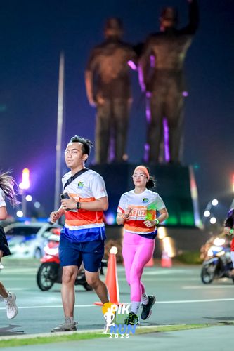 Race photo from PIK NITE RUN 2025