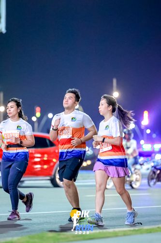 Race photo from PIK NITE RUN 2025