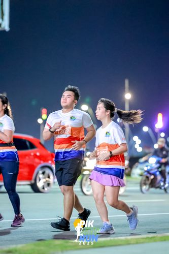 Race photo from PIK NITE RUN 2025