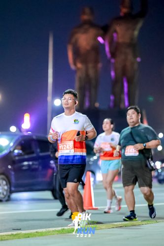 Race photo from PIK NITE RUN 2025
