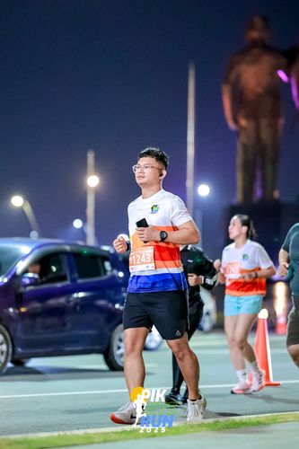 Race photo from PIK NITE RUN 2025