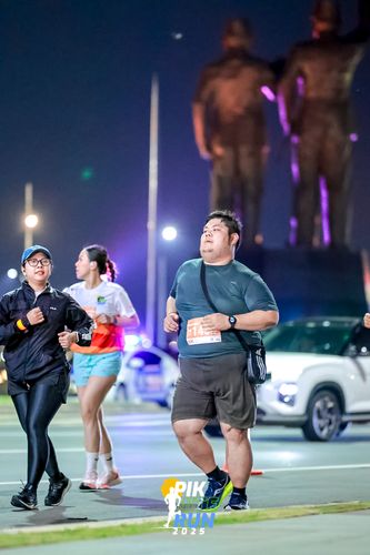 Race photo from PIK NITE RUN 2025