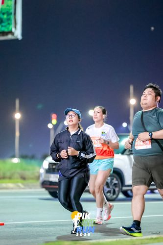 Race photo from PIK NITE RUN 2025