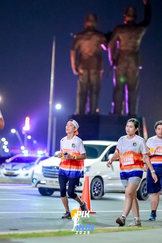 Race photo from PIK NITE RUN 2025