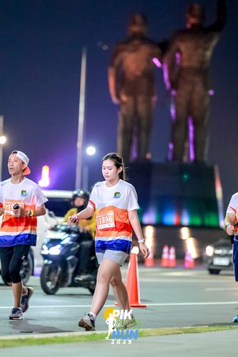 Race photo from PIK NITE RUN 2025
