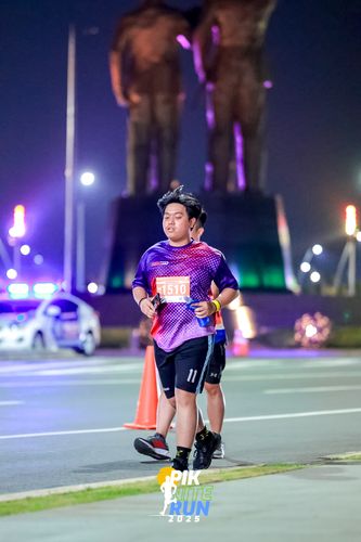 Race photo from PIK NITE RUN 2025