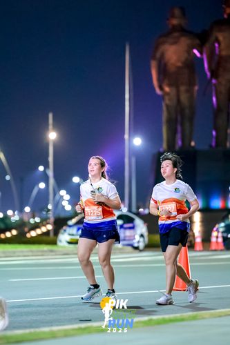 Race photo from PIK NITE RUN 2025