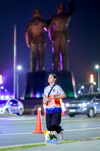 Race photo from PIK NITE RUN 2025