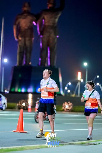 Race photo from PIK NITE RUN 2025