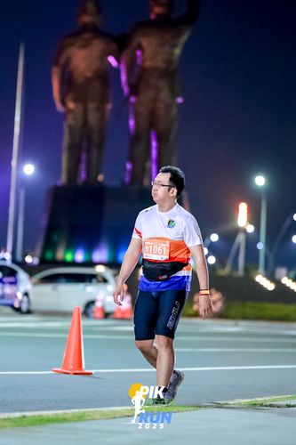 Race photo from PIK NITE RUN 2025