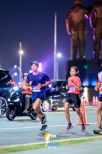 Race photo from PIK NITE RUN 2025