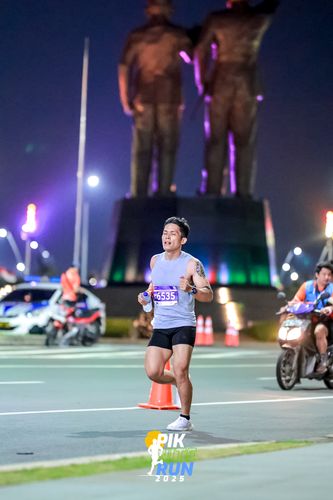 Race photo from PIK NITE RUN 2025