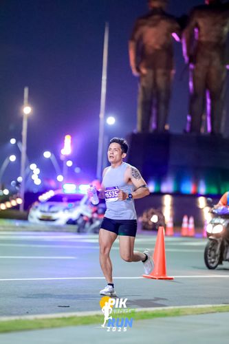 Race photo from PIK NITE RUN 2025