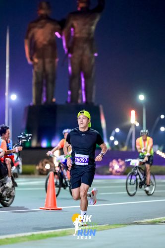 Race photo from PIK NITE RUN 2025