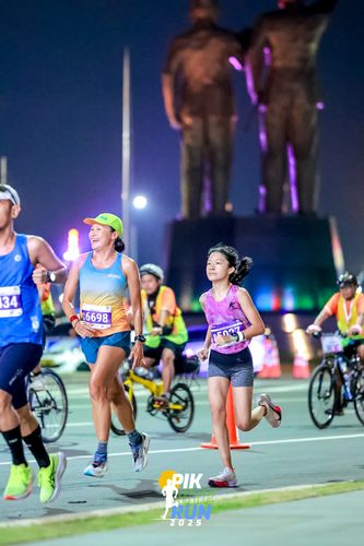 Race photo from PIK NITE RUN 2025