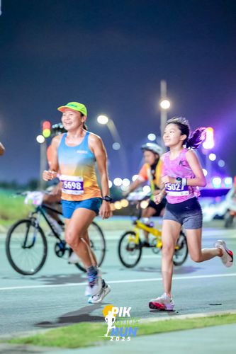 Race photo from PIK NITE RUN 2025