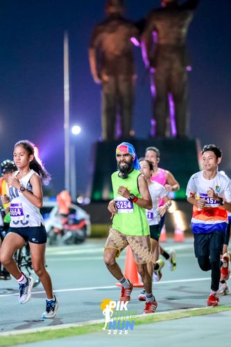 Race photo from PIK NITE RUN 2025
