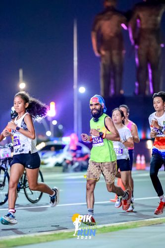 Race photo from PIK NITE RUN 2025