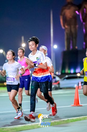 Race photo from PIK NITE RUN 2025