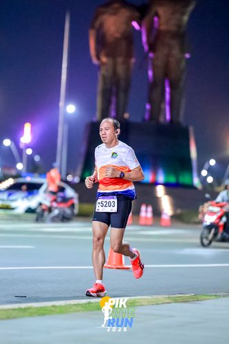 Race photo from PIK NITE RUN 2025