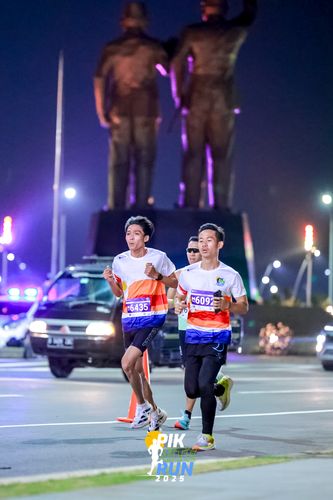 Race photo from PIK NITE RUN 2025